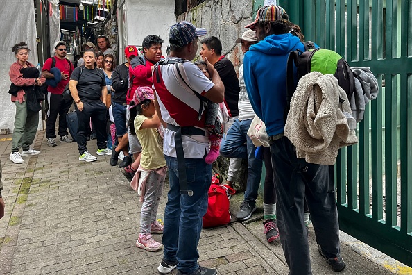 Des touristes attendent devant la gare de Machu Picchu après que le service ferroviaire a été suspendu en raison de dommages causés par des manifestants à Machu Picchu, au Pérou, le 21 janvier 2023. (Photo : CAROLINA PAUCAR/AFP via Getty Images)