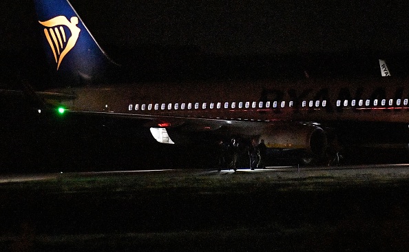 Une équipe de démineurs inspecte l'avion Ryanair en provenance de Pologne après son atterrissage à l'aéroport international d'Athènes, le 22 janvier 2023.(Photo by Louisa GOULIAMAKI / AFP) (Photo : LOUISA GOULIAMAKI/AFP via Getty Images)