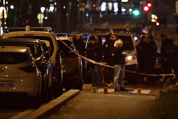 La police scientifique est au travail près de la scène où un homme a été abattu par des policiers. (Photo : JULIEN DE ROSA/AFP via Getty Images)