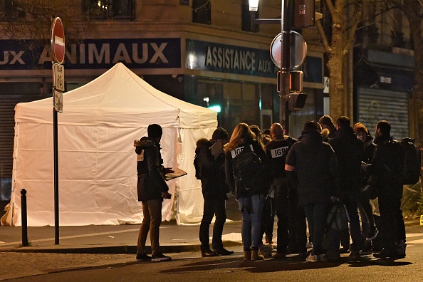 Des agents de l'Inspection générale de la police nationale (IGPN) près de la scène où un sans abri, âgé de 49 ans, a été abattu par des policiers. (Photo : JULIEN DE ROSA/AFP via Getty Images)