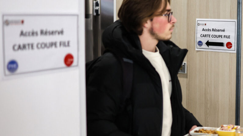 Le restaurant du campus de Toulouse dispose d'un coupe-file, de logements adaptés aux fauteuils roulants, de casques anti-bruit et de salles d'examen adaptées. (Photo : CHARLY TRIBALLEAU/AFP via Getty Images)