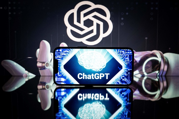 Cette photo prise le 23 janvier 2023 à Toulouse, dans le sud-ouest de la France, montre des écrans affichant les logos d'OpenAI et de ChatGPT. - ChatGPT est une application logicielle d'intelligence artificielle conversationnelle développée par OpenAI.
(Photo LIONEL BONAVENTURE/AFP via Getty Images)