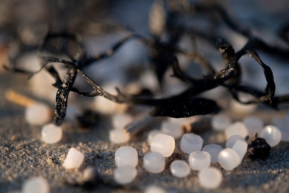 Entre 17.000 et 167.000 tonnes ! C'est la quantité de micro-billes plastiques qui s'échappent chaque année dans la nature européenne, selon une estimation réalisée pour la Commission européenne en 2018. (Photo FRED TANNEAU/AFP via Getty Images)