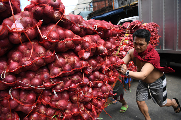 Un chariot chargé d'oignons importés en cours de livraison à des magasins dans le quartier de Divisoria à Manille. (Photo : TED ALJIBE/AFP via Getty Images)