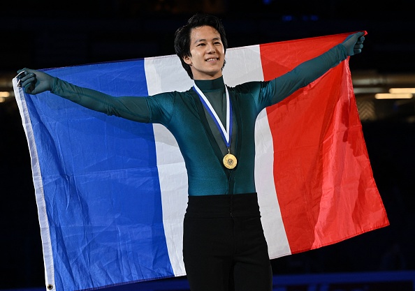 Adam Siao Him Fa sur le podium de l'épreuve du programme libre masculin des Championnats d'Europe ISU de patinage artistique, à Espoo, en Finlande. (Photo : DANIEL MIHAILESCU/AFP via Getty Images)