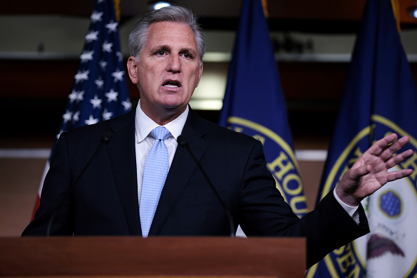 Le républicain Kevin McCarthy parle lors d'une conférence de presse au Capitole, le 27 août 2021 à Washington. (Photo : Anna Moneymaker/Getty Images)