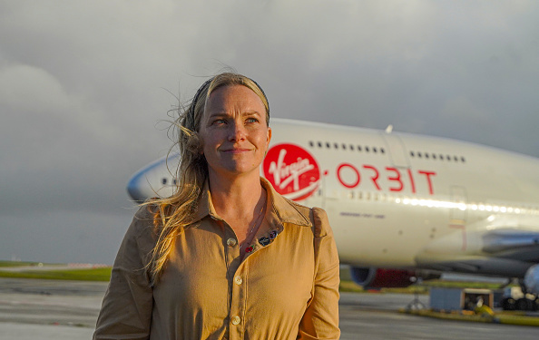 Melissa Thorpe, responsable du Spaceport Cornwall, pose devant Cosmic Girl, le Boeing 747 modifié, le 8 novembre 2022 à Newquay, en Angleterre. (Photo: Hugh Hastings/Getty Images)