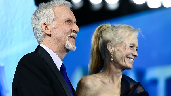 James Cameron et Suzy Amis Cameron assistent à la première mondiale du film "Avatar : La voie de l'eau" à l'Odeon Luxe Leicester Square le 06 décembre 2022 à Londres, Angleterre. (Photo par Gareth Cattermole/Getty Images for Disney)