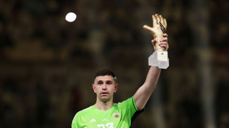 Emiliano Martínez, le 18 décembre 2022, à Lusail City, au Qatar. (Photo: Julian Finney/Getty Images)