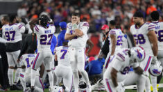 Football américain: en plein match, un joueur des Buffalo Bills fait un arrêt cardiaque après un plaquage