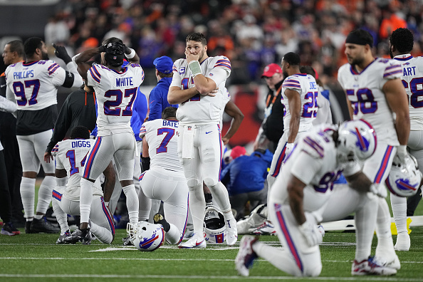 Les joueurs de Buffalo  choqués à la vue de leur coéquipier inerte. (Photo : Dylan Buell/Getty Images)