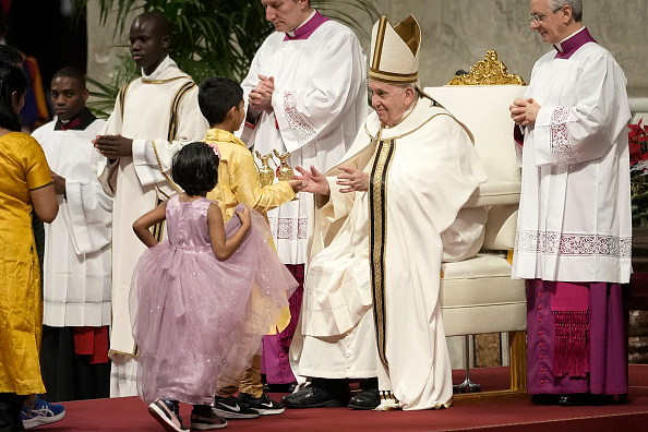 Le Pape François assiste à une messe pour la fête de l'Épiphanie à la Basilique Saint-Pierre le 6 janvier 2023 dans la Cité du Vatican, Vatican. (Photo : Christopher Furlong/Getty Images)