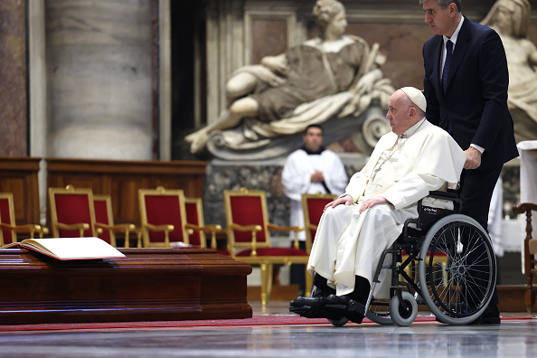 Le Pape François arrive à la Basilique Saint-Pierre pour assister aux funérailles du Cardinal George Pell  le 14 janvier 2023 dans la Cité du Vatican, Vatican. (Photo : Franco Origlia/Getty Images)