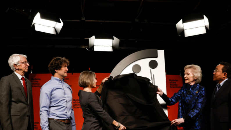 Les membres du Bulletin of the Atomic Scientists dévoilent l’horloge de l’apocalypse 2023, le 24 janvier 2023 à Washington, DC. Elle est réglée sur minuit moins quatre-vingt-dix secondes (photo : Anna Moneymaker/Getty Images).