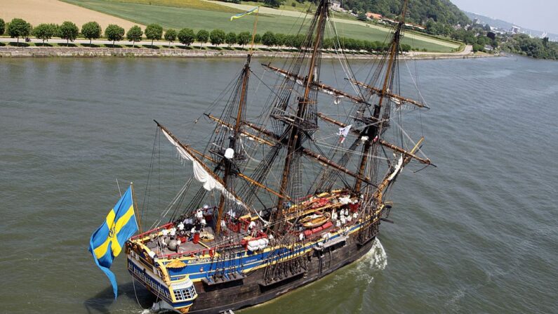 Le navire suédois "Gotheborg" navigue sur la Seine alors qu'il fait route vers la ville de Rouen le 6 juin 2013, le jour de l'ouverture de l'Armada 2013.  (photo : doit CHARLY TRIBALLEAU/AFP via Getty Images)