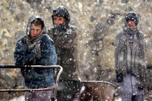 Des garçons afghans attendant de recevoir les fournitures d'hiver de MEDAIR (ONG), le 26 janvier 2003 à Kaboul, en Afghanistan. (Photo : Paula Bronstein/Getty Images)