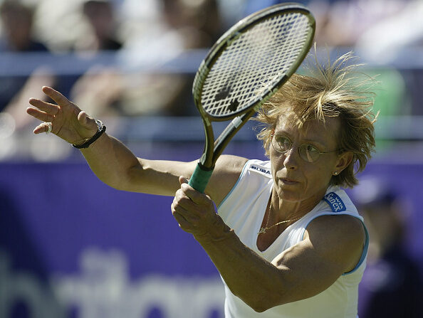 Martina Navratilova lors du premier tour du simple dames des Britannic Asset Management International Championships au Devonshire Park à Eastbourne, Angleterre, le 18 juin 2002. (Photo : Phil Cole/Getty Images)