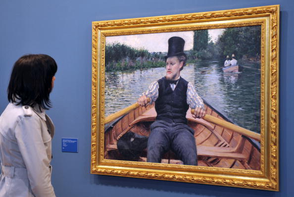 Le tableau "La Partie de bateau" de Gustave Caillebotte présenté lors d'une exposition en mars 2010 à Giverny. (Photo : ROBERT FRANCOIS/AFP via Getty Images)