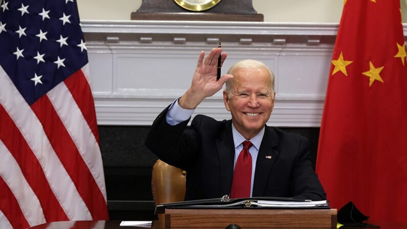 Joe Biden en visioconférence avec Xi Jinping, le 15 novembre 2021. (Alex Wong/Getty Images)