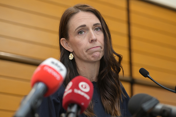 Jacinda Ardern annonce sa démission le 19 janvier 2023 pendant une conférence de presse au War Memorial Centre de Napier. Crédit : Kerry Marshall/Getty Images.