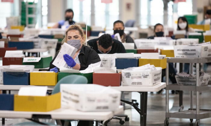 Décompte des votes par correspondance au Los Angeles Fair Grounds à Pomona, en Californie, le 31 août 2021. (John Fredricks/Epoch Times)