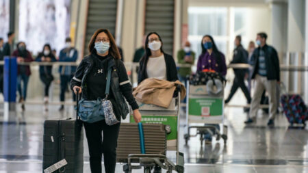 Une souche probablement plus mortelle du Covid touche la Chine qui lève cependant les restrictions de voyage, explique un microbiologiste