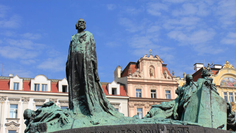 devant la statue pendant la révolte de Prague en 1968, Heda Kovaly s’interroge sur les mots inscrits sur le piédestal : "La vérité prévaut." Elle pense :"Est ce le cas ? La vérité seule ne prévaut pas. Lorsqu'elle se heurte au pouvoir, la vérité est souvent perdante. Elle ne prévaut que lorsque les gens sont assez forts pour la défendre." (Oyvind Holmstad/CC BY-SA 3.0)