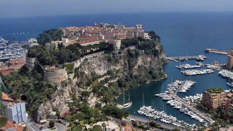 Vue sur le Palais princier et le port de Fontvieille, Monaco. (photo Epoch Times)