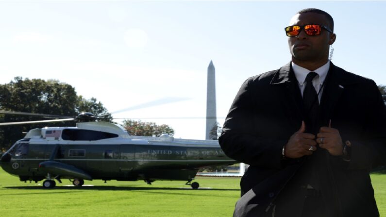 Agent de l’U.S. Secret Service, chargé de la protection du président, tandis que Joe Biden à bord du Marine One se prépare à décoller, le 20 octobre 2022 à Washington (Alex Wong/Getty Images)