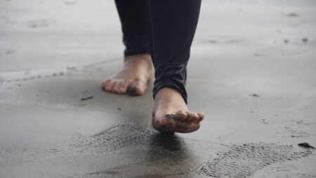 À qui appartiennent ces empreintes de pieds vieilles de 300 000 ans ?