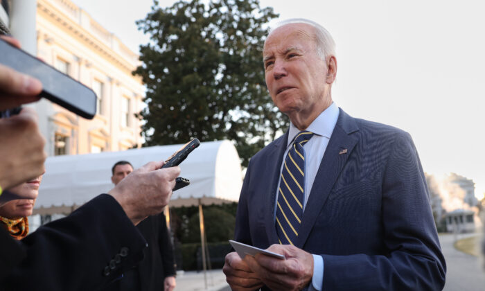 Le président Joe Biden pressé par les journalistes à Washington le 11 janvier 2023. (Kevin Dietsch/Getty Images)