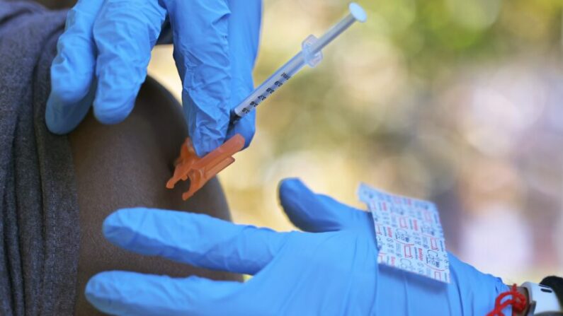 Une personne reçoit le vaccin Pfizer-BioNTech COVID-19 à New York, le 21 octobre 2021. (Michael M. Santiago/Getty Images)