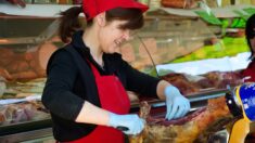 « On vit notre passion »: trois jeunes investissent 250.000 euros pour rouvrir la boucherie-charcuterie de Mothern