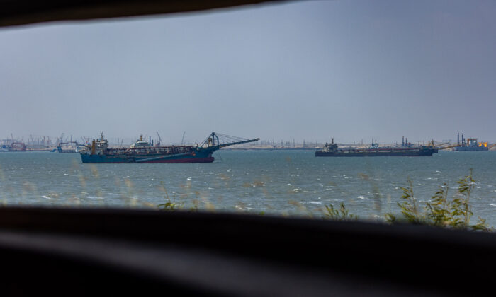 Une drague à sable chinoise vue depuis un observatoire à Kinmen, à Taïwan, le 24 septembre 2022. (Annabelle Chih/Getty Images)