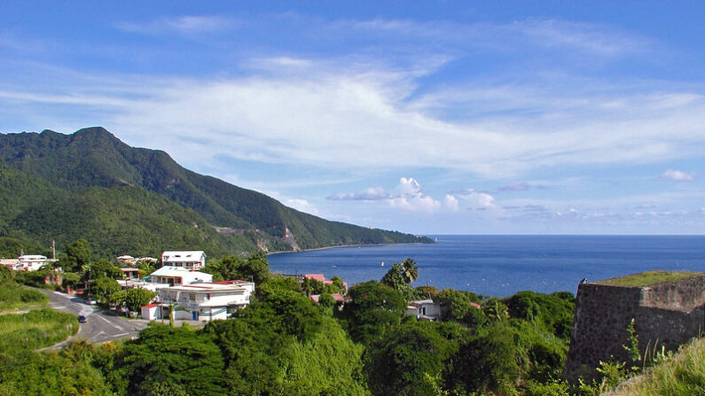 Vue sur les Monts-Caraïbes et Rivière-Sens, Guadeloupe. (photo Daniel Jolivet/flickr)