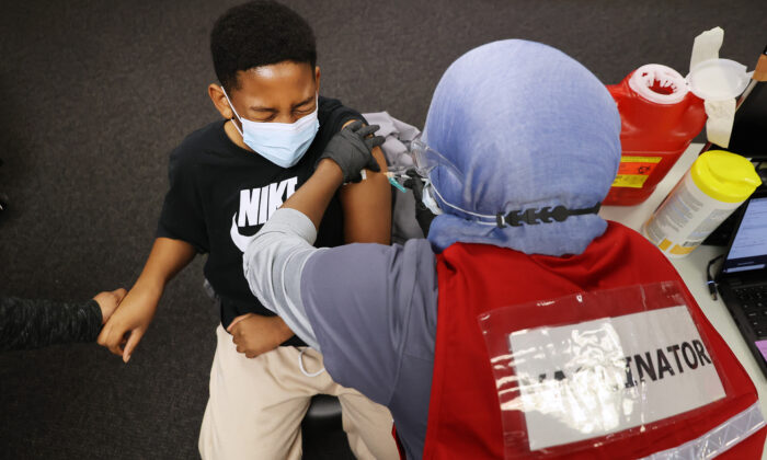 Un enfant reçoit le vaccin Pfizer BioNTech Covid-19 au Fairfax County Government Center à Annandale, Va, le 4 novembre 2021. (Chip Somodevilla/Getty Images)