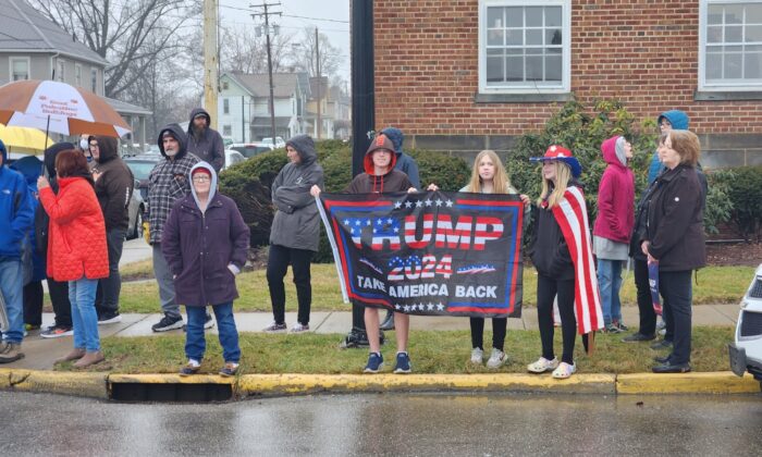 Les habitants d'East Palestine attendent l'arrivée de  Donald Trump, le 22 février 2023. (Jeff Louderback/Epoch Times)