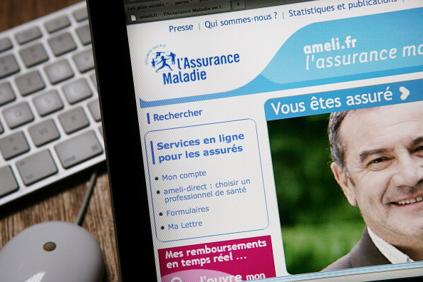 Cinq personnes mises en examen pour une escroquerie avec des SMS frauduleux de l'Assurance maladie. (LOIC VENANCE/AFP via Getty Images)