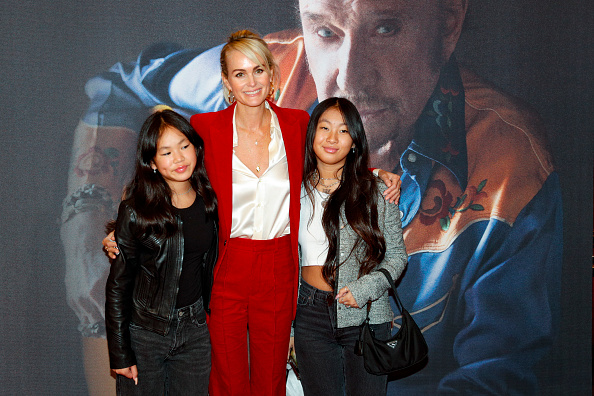 Laeticia Hallyday (C), veuve du défunt chanteur Johnny Hallyday avec leurs filles Jade an Joy. (GEOFFROY VAN DER HASSELT/AFP via Getty Images)