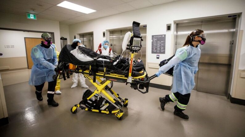 Unité de soins intensifs de l'hôpital Humber River à Toronto, le 28 avril 2021. (Photo par COLE BURSTON/AFP via Getty Images)