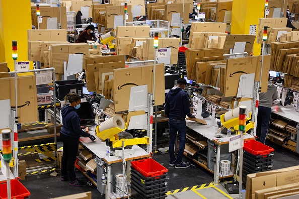 Un accident du travail dans un entrepôt d'Amazon dans l'Essonne a valu 31 jours d'ITT à un intérimaire. (THOMAS SAMSON/AFP via Getty Images)