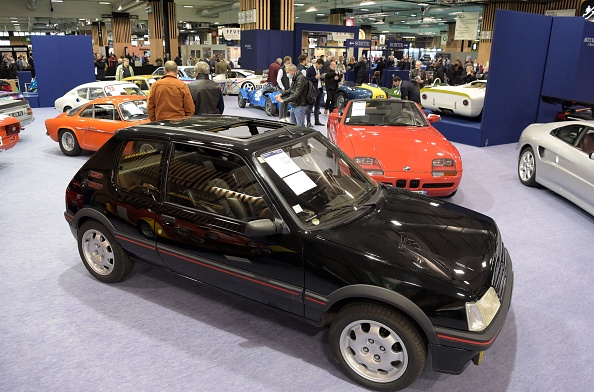 Une Peugeot 205 GTI de 1991 exposée le 16 mars 2022 sur le stand de visionnage public de la maison de vente aux enchères Artcurial. (Photo : ÉRIC PIERMONT/AFP via Getty Images)