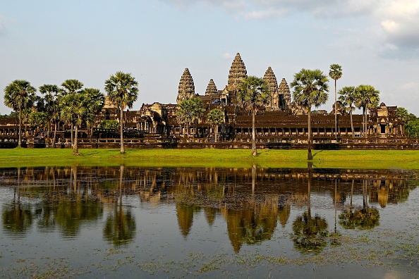 Le gouvernement cambodgien entreprend une opération gigantesque pour reloger, sur une "base volontaire", quelque 10 000 familles qui squattent des terrains publics près des temples, pour préserver le statut patrimonial du site. (Photo : TANG CHHIN SOTHY/AFP via Getty Images)