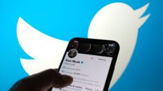 Sur Twitter, plusieurs médias ont désormais le badge « financement public », affilié au gouvernement