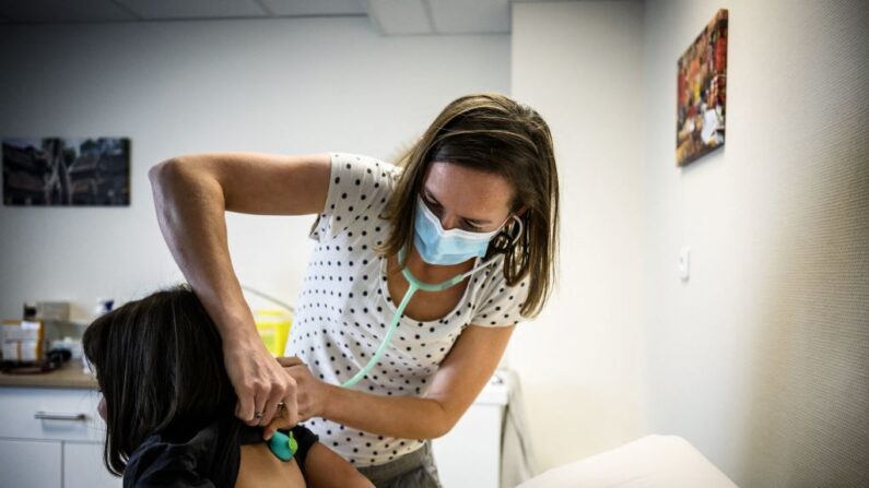 Centre de santé de Pontgibaud, dans un des déserts médicaux dans le centre de la France. (Photo by JEFF PACHOUD/AFP via Getty Images)