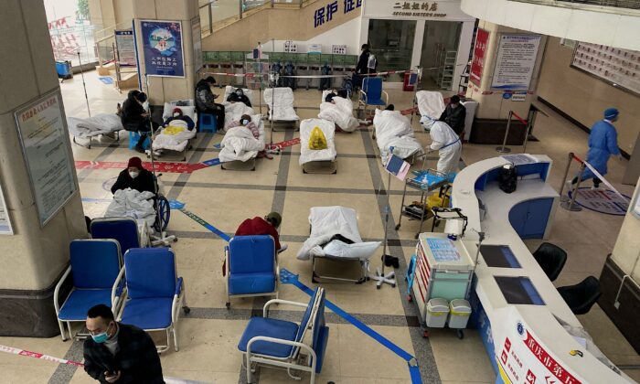 Le hall de l'hôpital populaire n°5 de Chongqing, dans la ville de Chongqing (sud-ouest de la Chine), le 23 décembre 2022. (AFP via Getty Images)