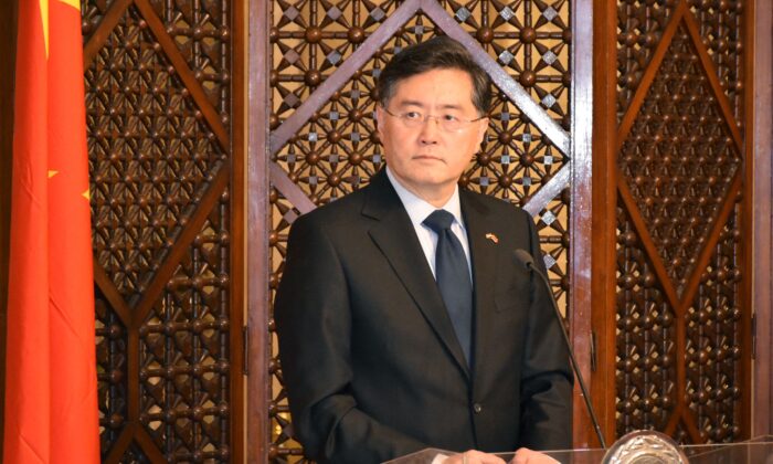 Qin Gang, le nouveau ministre chinois des Affaires étrangères, lors de la conférence de presse avec le secrétaire général de la Ligue arabe (absent de l’image) tenue au Caire, le 15 janvier 2023. (AFP via Getty Images)