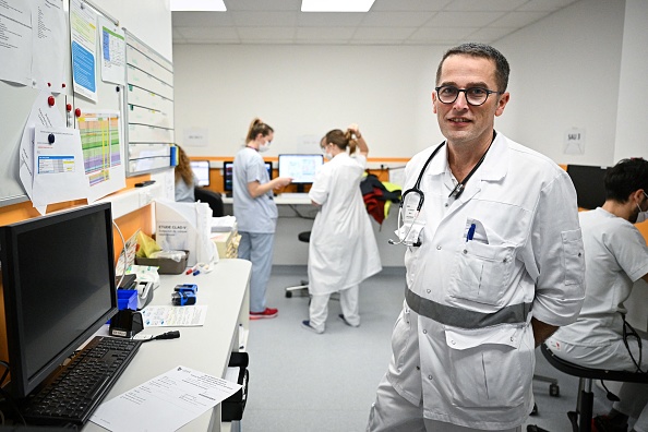 Le chef du service des urgences SAMU 68 et président du syndicat SUdF (SAMU-Urgences de France), Marc Noizet au service des urgences de l'hôpital Émile Muller à Mulhouse, le 16 janvier 2023. (Photo : SÉBASTIEN BOZON/AFP via Getty Images)