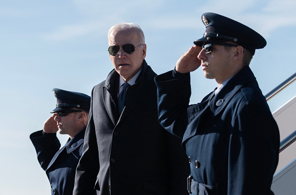 Le président Joe Biden à l'aéroport Hagerstown, Maryland, le 4 février 2023. L'armée américaine a abattu samedi, sur ordre du président Joe Biden, le ballon chinois qui survolait depuis plusieurs jours les Etats-Unis, provoquant de vives tensions entre Washington et Pékin.  (Photo ANDREW CABALLERO-REYNOLDS/AFP via Getty Images)