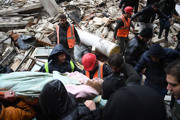 Les secours à la recherche de disparus à Alep, en Syrie. (Photo : -/AFP via Getty Images)